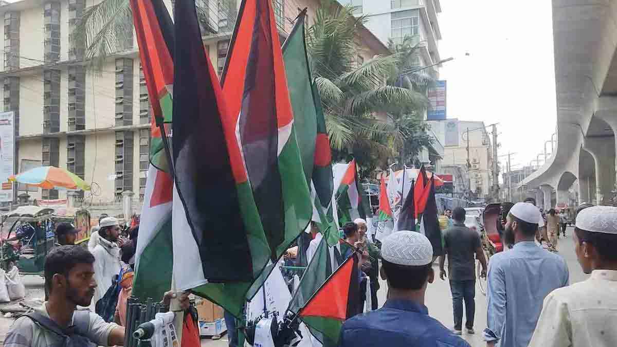 ঢাকার পথে পথে উড়ছে ফিলিস্তিনের পতাকা